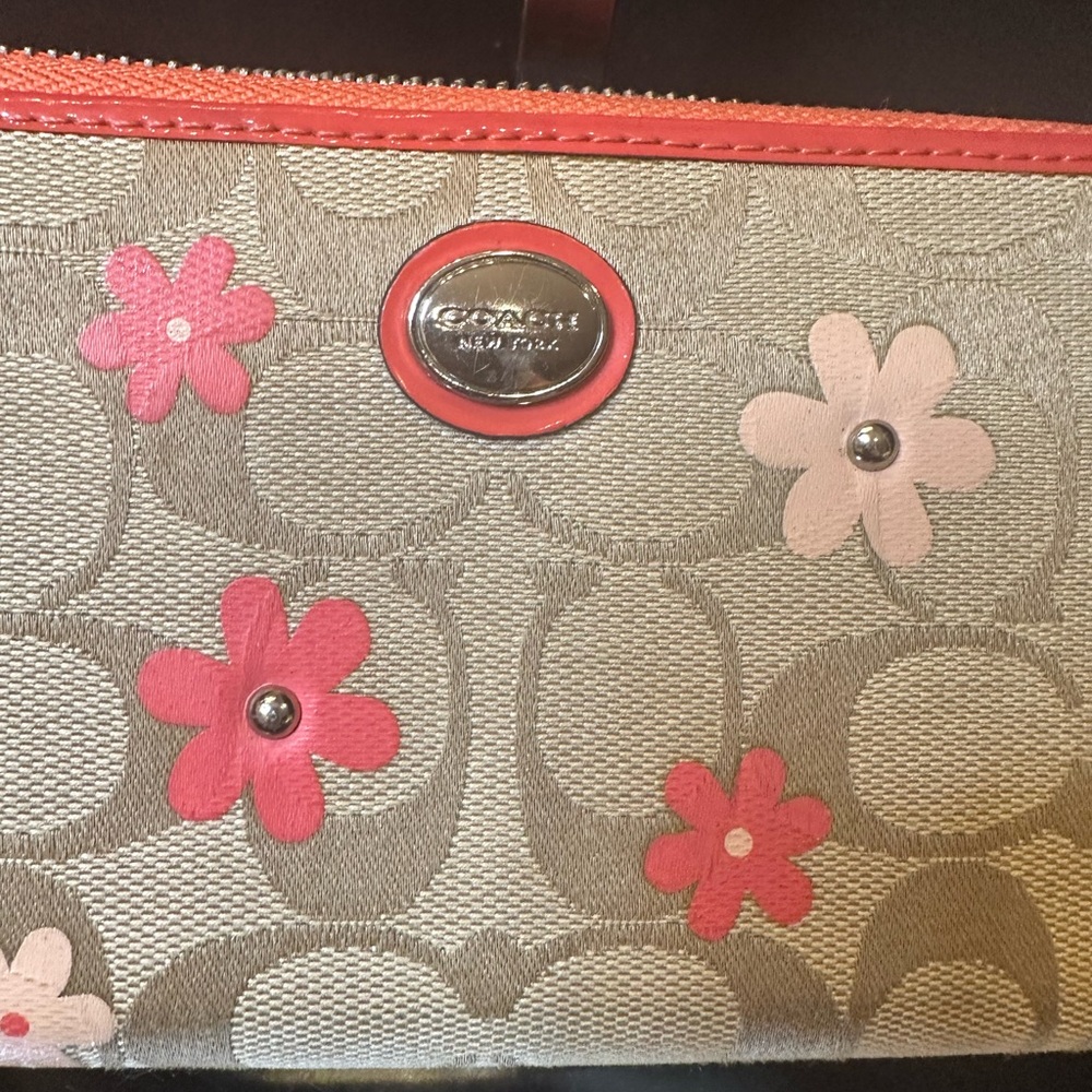 Coach Daisy Floral Zip accordion Wallet in Coral and Khaki - Picture 4 of 12